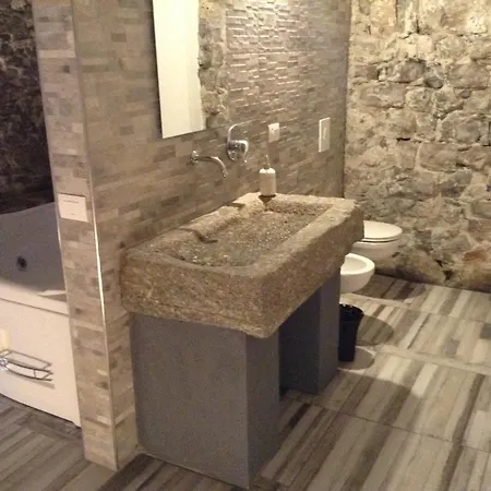 La Grotta Dell'antica Calvasino - Jacuzzi Gæstehus